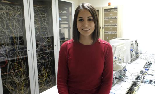 Patricia Bernabé Durán, en el cuarto de servidores de El Norte. Foto Ramón Gómez