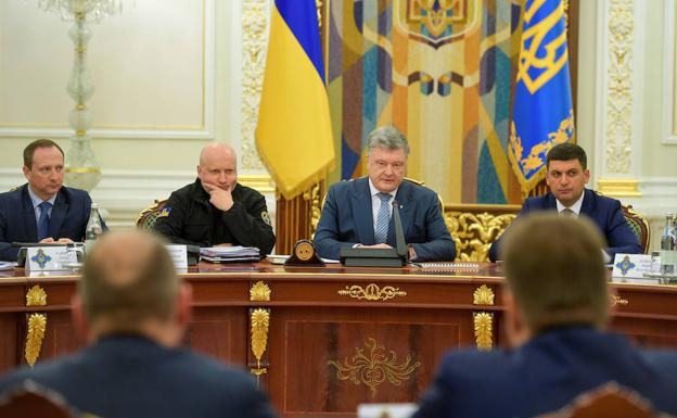 El presidente de Ucrania, Petro Poroshenko (2d), preside una reunión con miembros del Consejo de Seguridad Nacional y Defensa en Kiev, Ucrania.