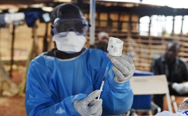 Un asistente médico congoleño sostiene una jeringa que contiene una vacuna experimental contra el virus del Ébola.