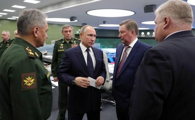Putin, en el centro de mando de Defensa en Moscú.