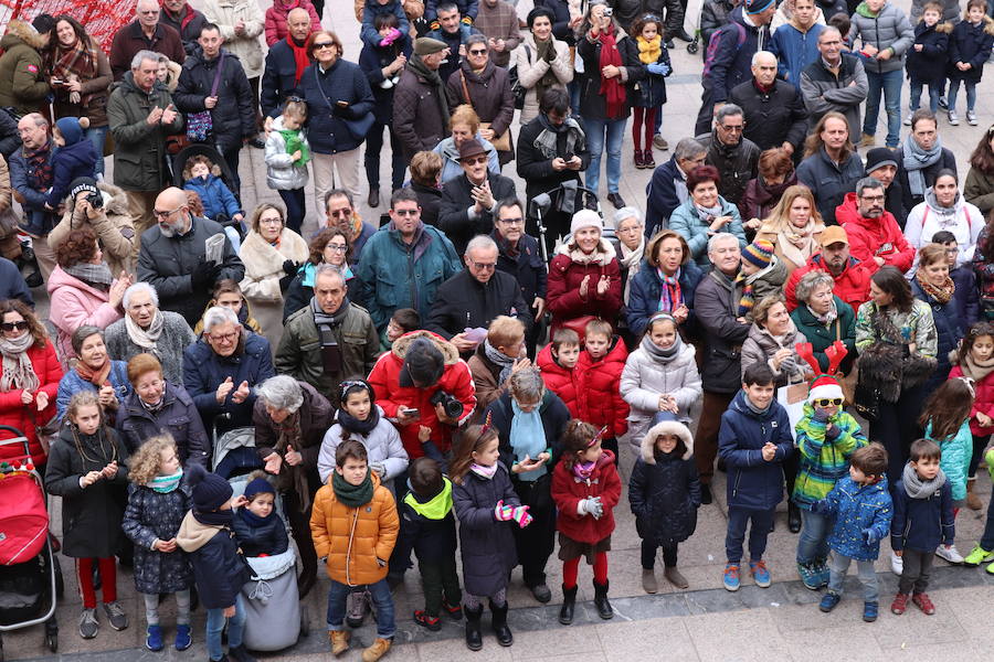 La Escolanía Pueri Cantores de la Catedral de Burgos ha celebrado la fiesta del Obispillo con diversos actos, entre los que han destacado el desfile y el saludo desde del balcón del Ayuntamiento.