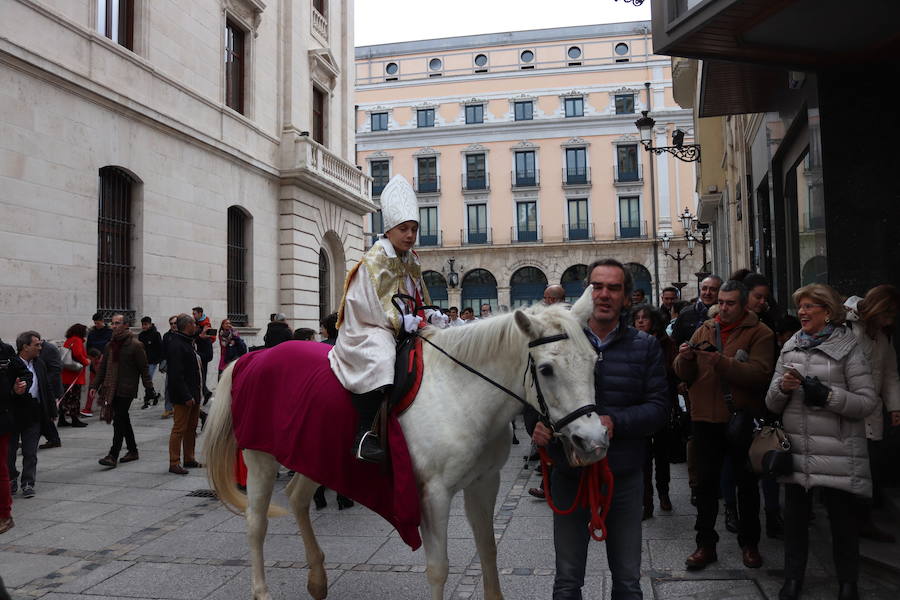 La Escolanía Pueri Cantores de la Catedral de Burgos ha celebrado la fiesta del Obispillo con diversos actos, entre los que han destacado el desfile y el saludo desde del balcón del Ayuntamiento.