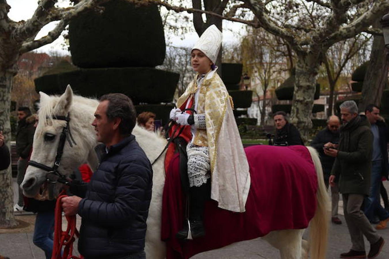 La Escolanía Pueri Cantores de la Catedral de Burgos ha celebrado la fiesta del Obispillo con diversos actos, entre los que han destacado el desfile y el saludo desde del balcón del Ayuntamiento.