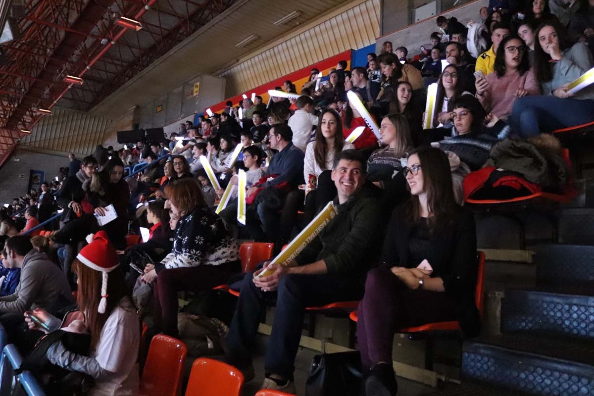 Cientos de burgaleses se acercan al pabellón de El Plantío para disfrutar del Basketball Christmas Edition, que una vez más recoge juguetes en favor de varias asociaciones.