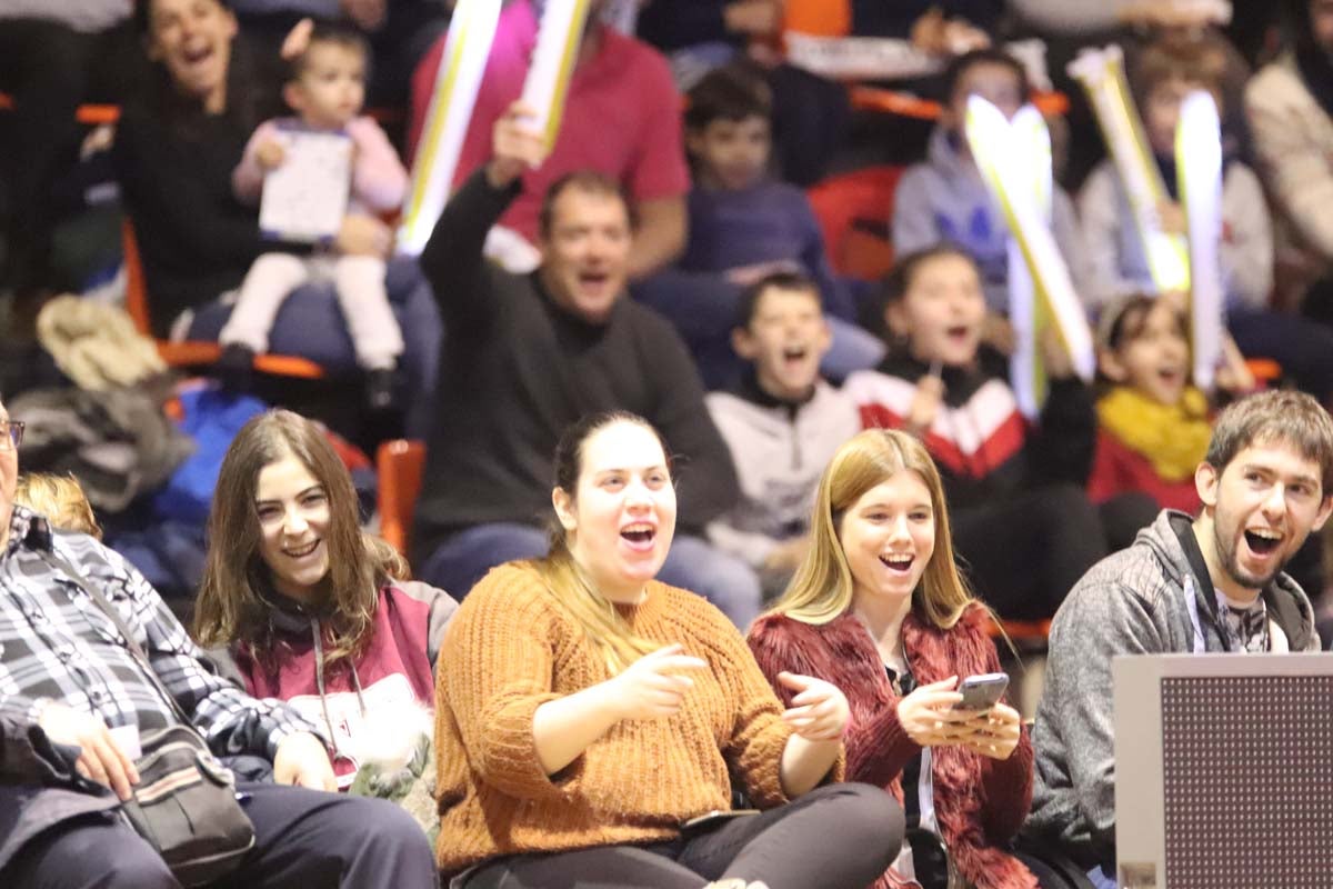 Cientos de burgaleses se acercan al pabellón de El Plantío para disfrutar del Basketball Christmas Edition, que una vez más recoge juguetes en favor de varias asociaciones.