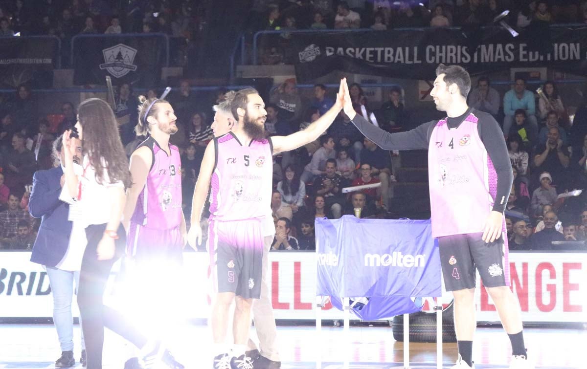 Cientos de burgaleses se acercan al pabellón de El Plantío para disfrutar del Basketball Christmas Edition, que una vez más recoge juguetes en favor de varias asociaciones.