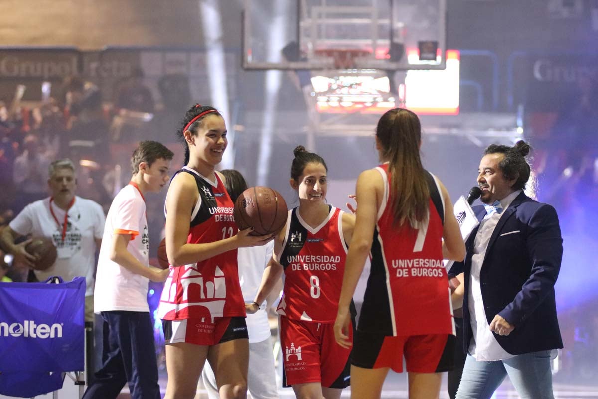 Cientos de burgaleses se acercan al pabellón de El Plantío para disfrutar del Basketball Christmas Edition, que una vez más recoge juguetes en favor de varias asociaciones.