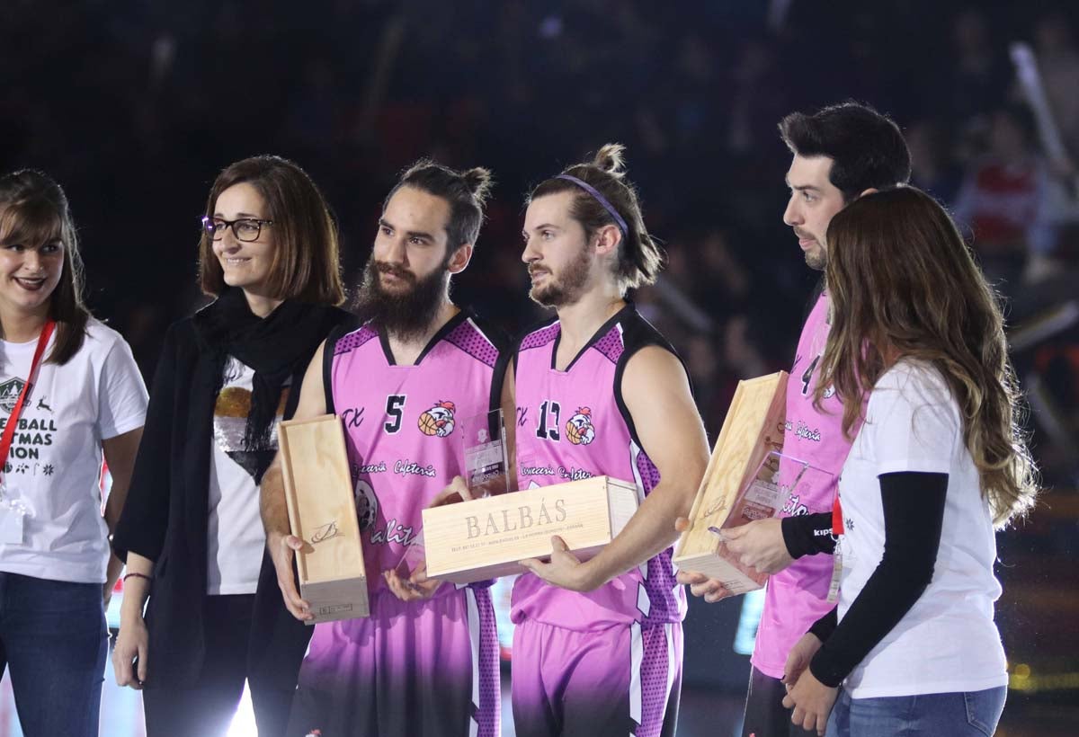 Cientos de burgaleses se acercan al pabellón de El Plantío para disfrutar del Basketball Christmas Edition, que una vez más recoge juguetes en favor de varias asociaciones.