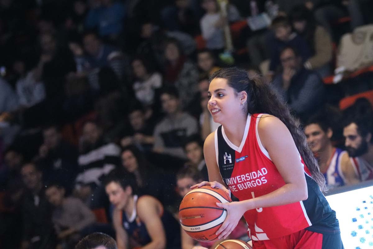 Cientos de burgaleses se acercan al pabellón de El Plantío para disfrutar del Basketball Christmas Edition, que una vez más recoge juguetes en favor de varias asociaciones.