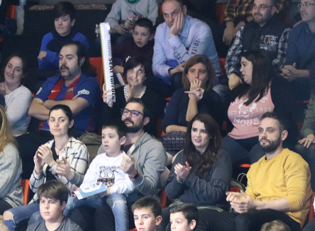 Cientos de burgaleses se acercan al pabellón de El Plantío para disfrutar del Basketball Christmas Edition, que una vez más recoge juguetes en favor de varias asociaciones.