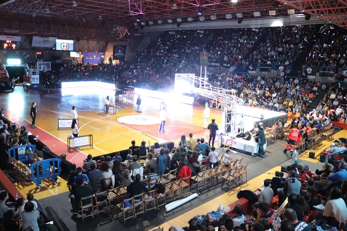 Cientos de burgaleses se acercan al pabellón de El Plantío para disfrutar del Basketball Christmas Edition, que una vez más recoge juguetes en favor de varias asociaciones.