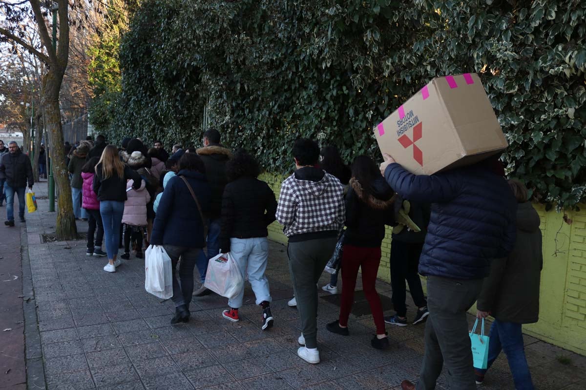 Cientos de burgaleses se acercan al pabellón de El Plantío para disfrutar del Basketball Christmas Edition, que una vez más recoge juguetes en favor de varias asociaciones.