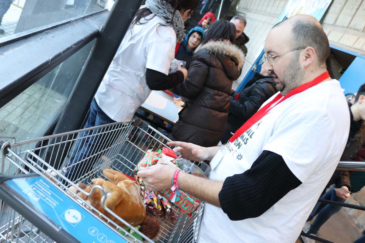 Cientos de burgaleses se acercan al pabellón de El Plantío para disfrutar del Basketball Christmas Edition, que una vez más recoge juguetes en favor de varias asociaciones.