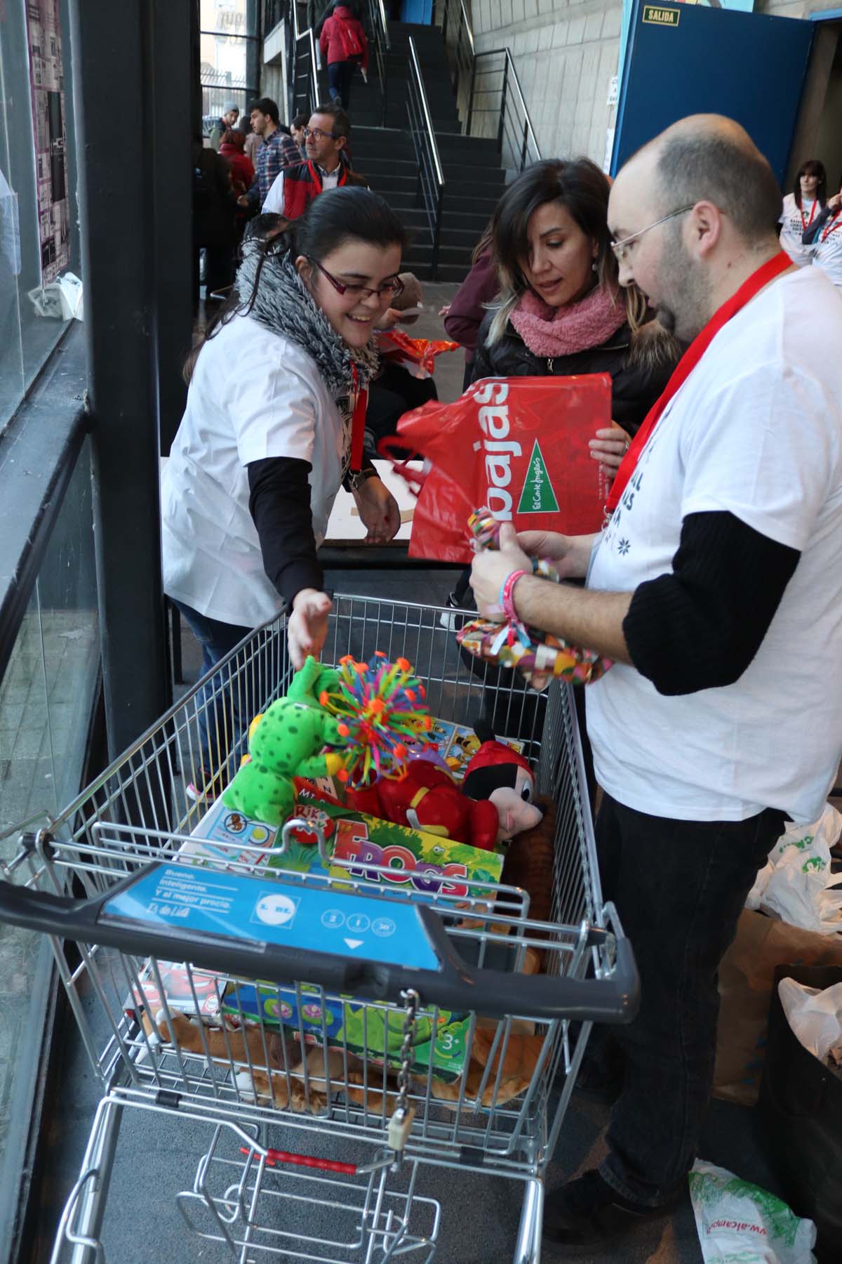 Cientos de burgaleses se acercan al pabellón de El Plantío para disfrutar del Basketball Christmas Edition, que una vez más recoge juguetes en favor de varias asociaciones.