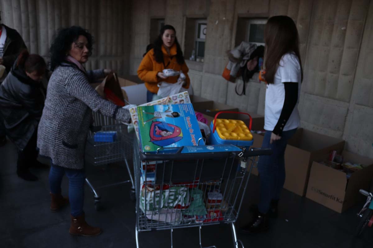 Cientos de burgaleses se acercan al pabellón de El Plantío para disfrutar del Basketball Christmas Edition, que una vez más recoge juguetes en favor de varias asociaciones.