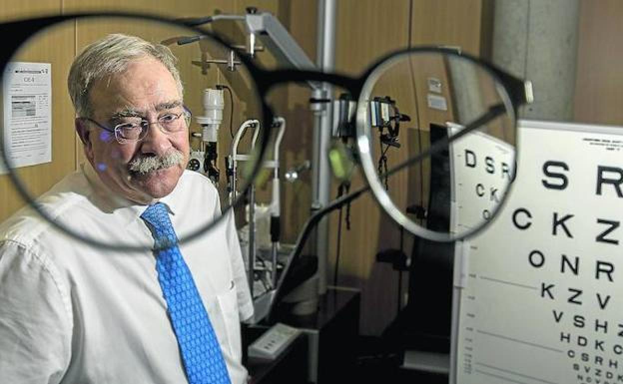 El doctor Pastor posa para la entrevista en las Instalaciones del Instituto de Oftalmobiología Aplicada de Valladolid.