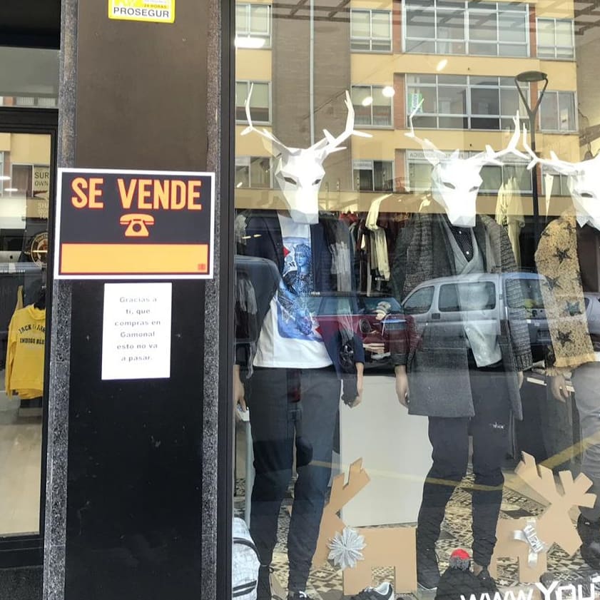 Cartel en uno de los pequeños comercios de Gamonal. 