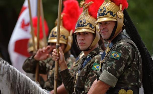 Guardias de ceremonias se preparan la jura de Bolsonaro. 