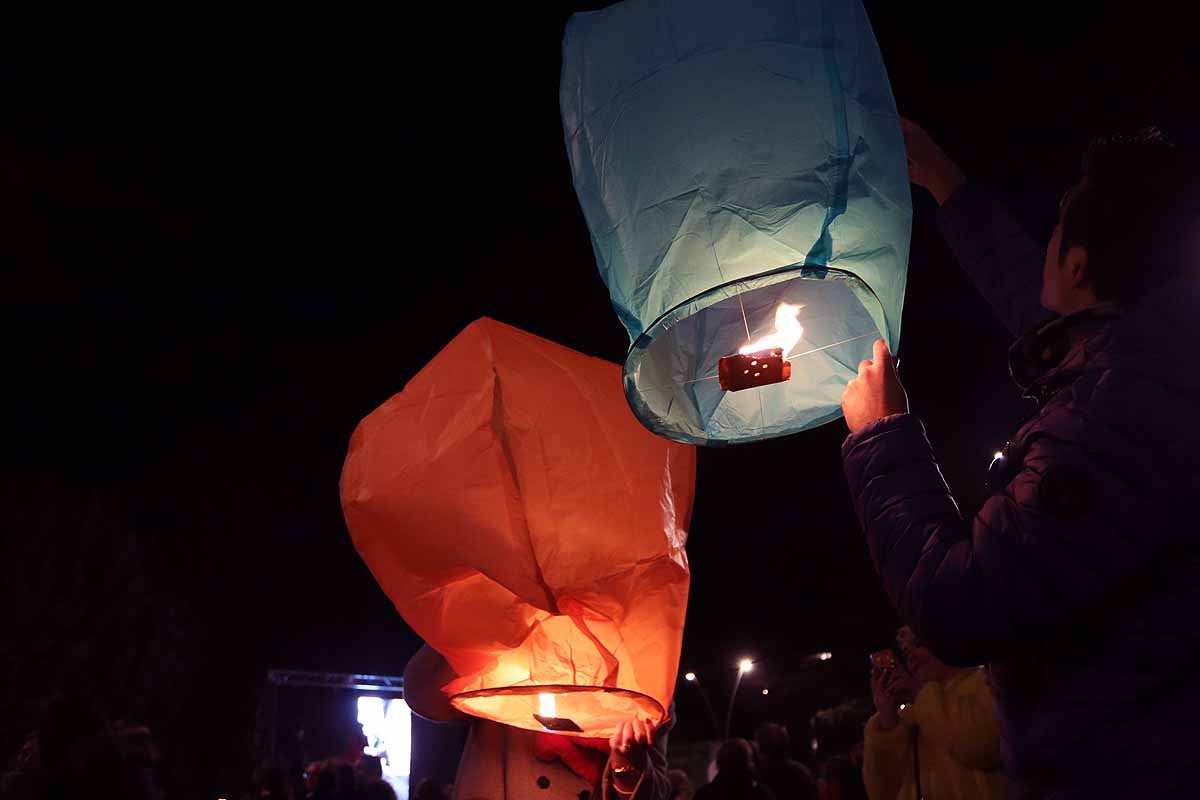 El Proyecto Rubare ha vendido miles de farolillos de papel que han sido lanzados al cielo para recaudar fondos para dos escuelas y una cooperativa de mujeres de la República Democrática del Congo.