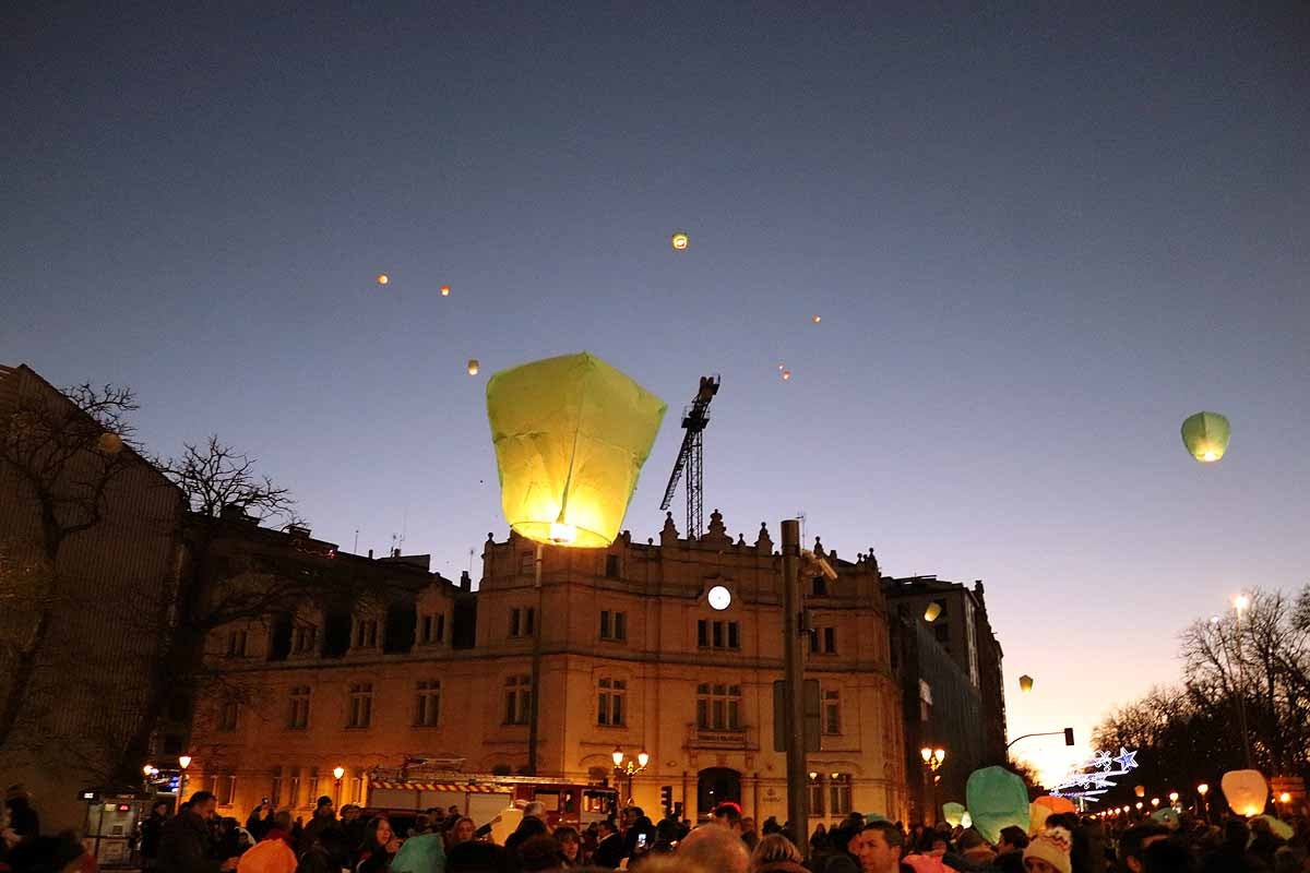 El Proyecto Rubare ha vendido miles de farolillos de papel que han sido lanzados al cielo para recaudar fondos para dos escuelas y una cooperativa de mujeres de la República Democrática del Congo.