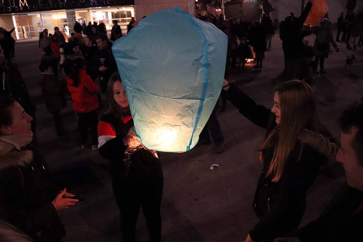 El Proyecto Rubare ha vendido miles de farolillos de papel que han sido lanzados al cielo para recaudar fondos para dos escuelas y una cooperativa de mujeres de la República Democrática del Congo.