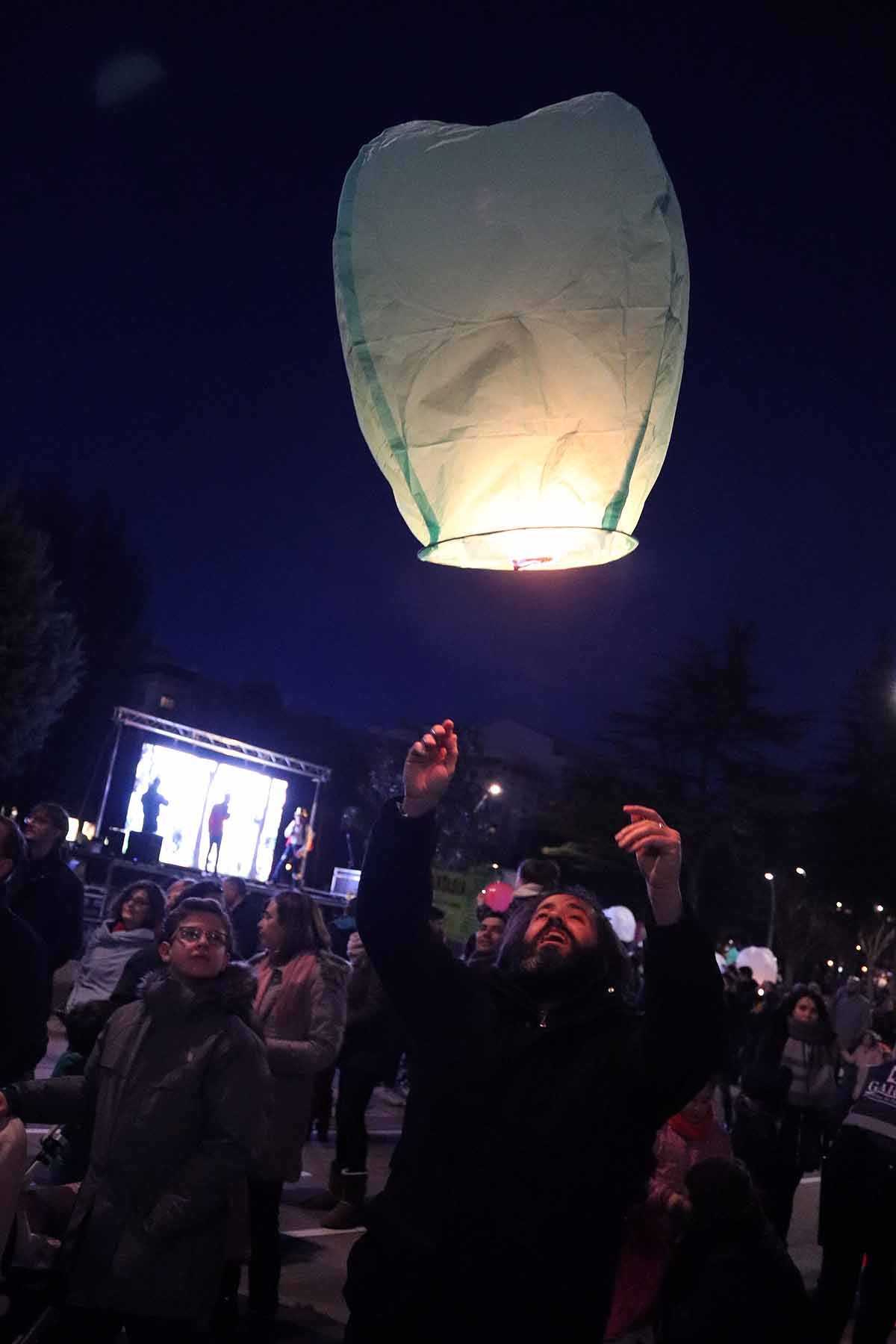 El Proyecto Rubare ha vendido miles de farolillos de papel que han sido lanzados al cielo para recaudar fondos para dos escuelas y una cooperativa de mujeres de la República Democrática del Congo.