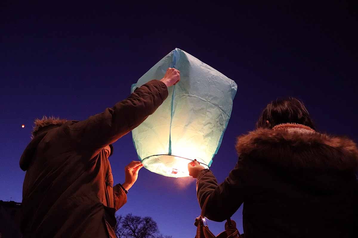 El Proyecto Rubare ha vendido miles de farolillos de papel que han sido lanzados al cielo para recaudar fondos para dos escuelas y una cooperativa de mujeres de la República Democrática del Congo.