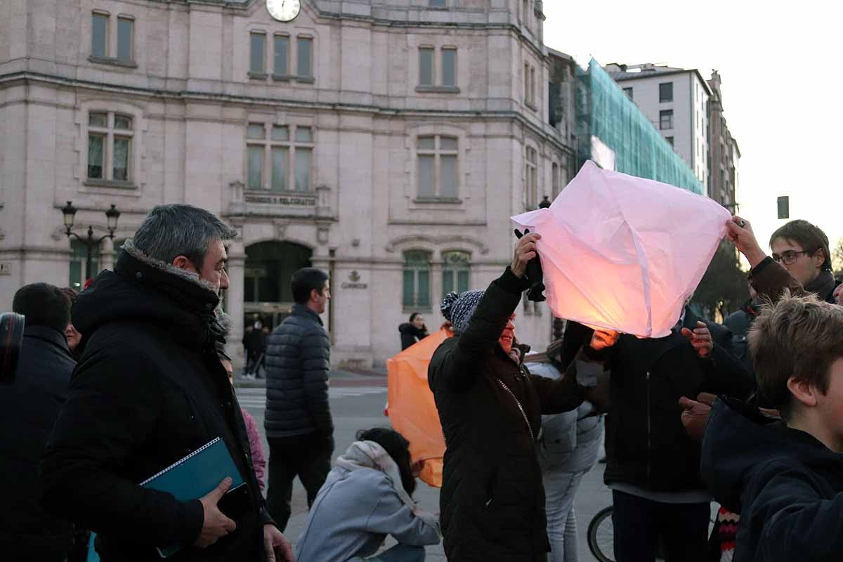 El Proyecto Rubare ha vendido miles de farolillos de papel que han sido lanzados al cielo para recaudar fondos para dos escuelas y una cooperativa de mujeres de la República Democrática del Congo.