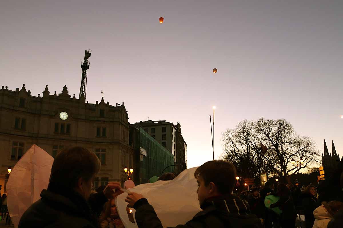 El Proyecto Rubare ha vendido miles de farolillos de papel que han sido lanzados al cielo para recaudar fondos para dos escuelas y una cooperativa de mujeres de la República Democrática del Congo.