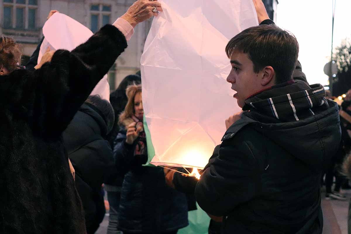 El Proyecto Rubare ha vendido miles de farolillos de papel que han sido lanzados al cielo para recaudar fondos para dos escuelas y una cooperativa de mujeres de la República Democrática del Congo.