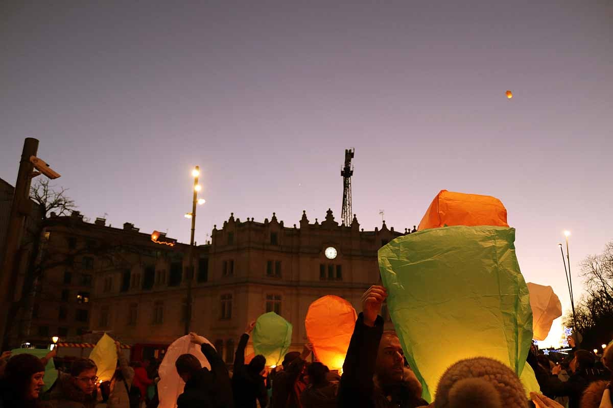 El Proyecto Rubare ha vendido miles de farolillos de papel que han sido lanzados al cielo para recaudar fondos para dos escuelas y una cooperativa de mujeres de la República Democrática del Congo.