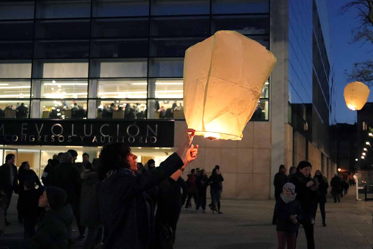 El Proyecto Rubare ha vendido miles de farolillos de papel que han sido lanzados al cielo para recaudar fondos para dos escuelas y una cooperativa de mujeres de la República Democrática del Congo.