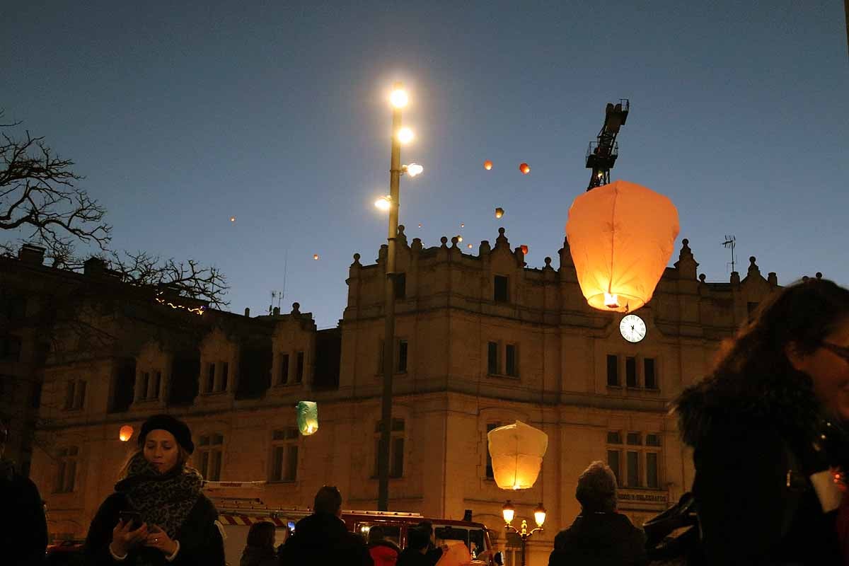 El Proyecto Rubare ha vendido miles de farolillos de papel que han sido lanzados al cielo para recaudar fondos para dos escuelas y una cooperativa de mujeres de la República Democrática del Congo.