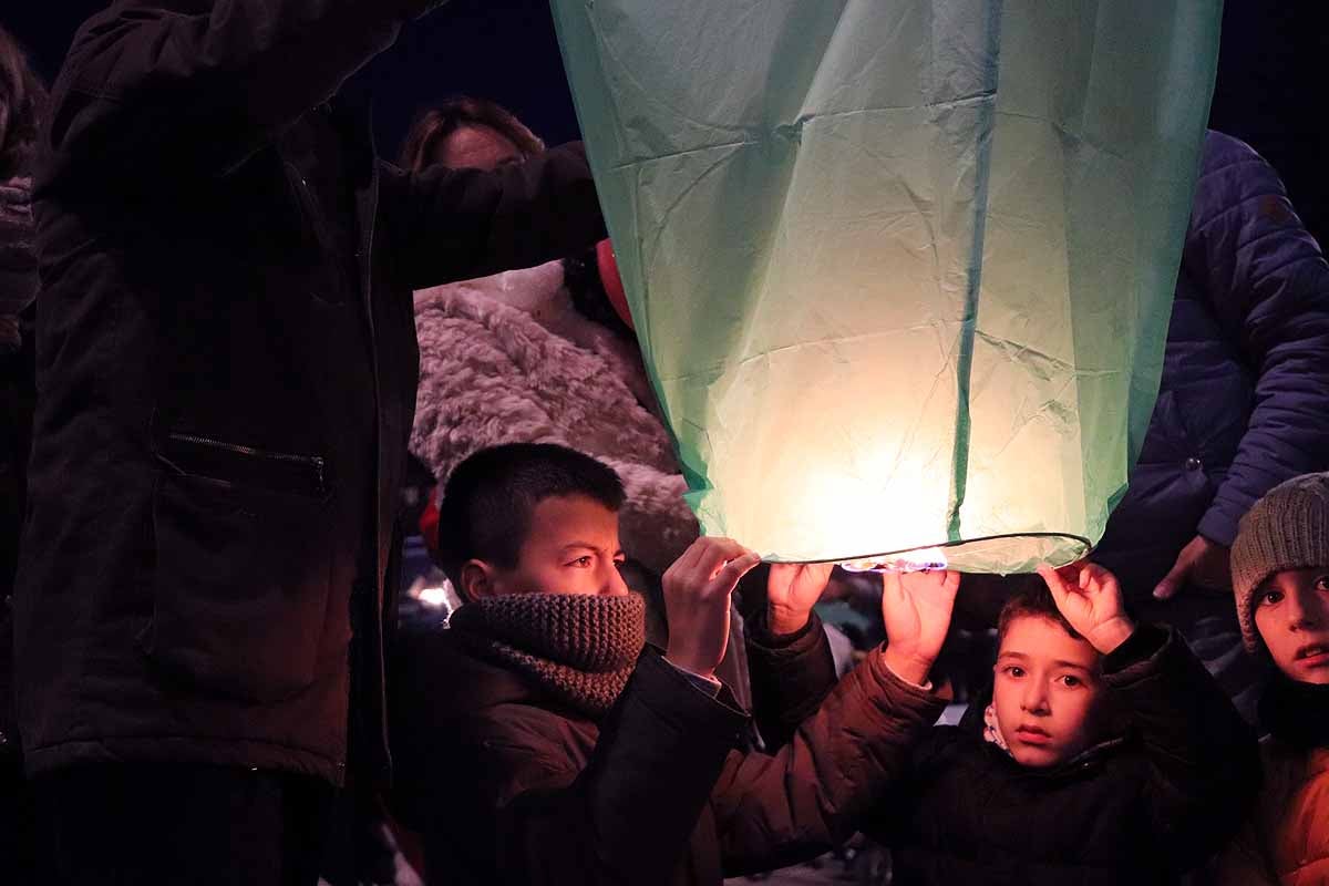 El Proyecto Rubare ha vendido miles de farolillos de papel que han sido lanzados al cielo para recaudar fondos para dos escuelas y una cooperativa de mujeres de la República Democrática del Congo.