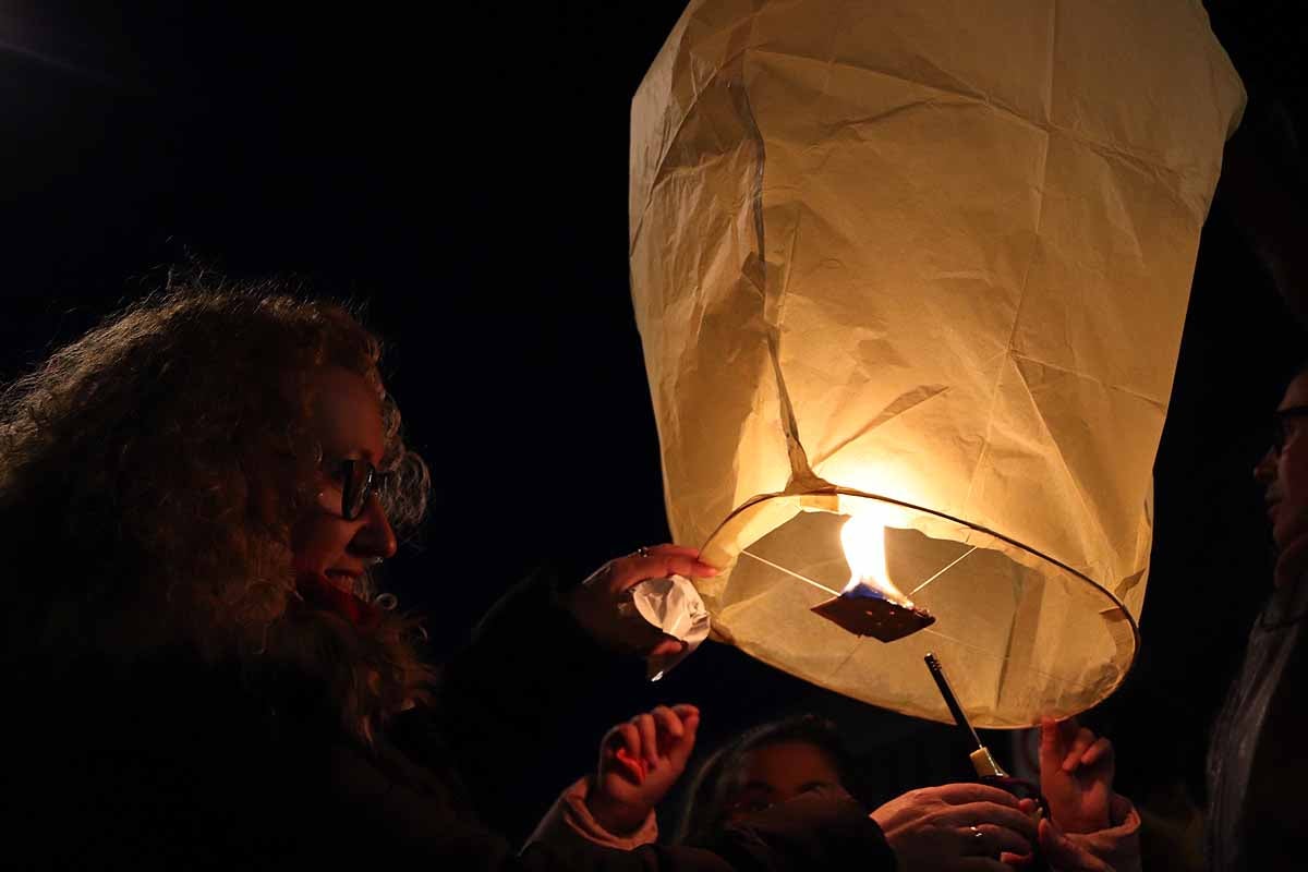 El Proyecto Rubare ha vendido miles de farolillos de papel que han sido lanzados al cielo para recaudar fondos para dos escuelas y una cooperativa de mujeres de la República Democrática del Congo.