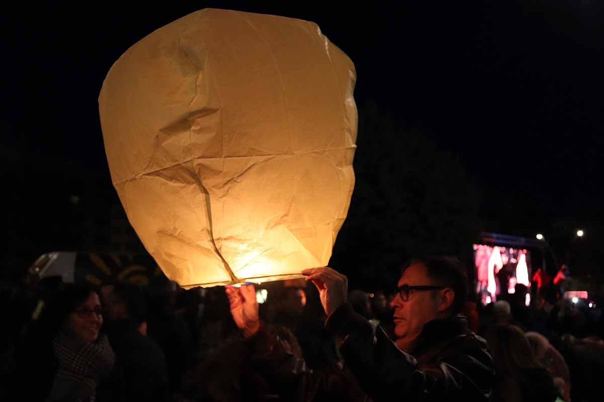 El Proyecto Rubare ha vendido miles de farolillos de papel que han sido lanzados al cielo para recaudar fondos para dos escuelas y una cooperativa de mujeres de la República Democrática del Congo.