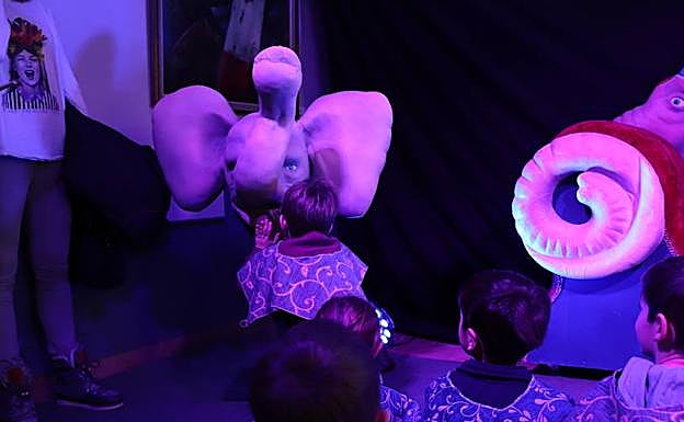 Imagen principal - Los Emisarios Reales ya están en Burgos para recoger las cartas de los más pequeños