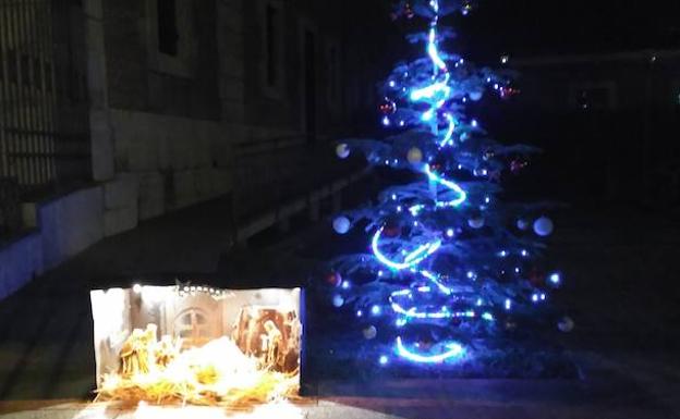 El portal (dentro está el gato) junto al árbol de Navidad inslatados frente la iglesia de Filipinos. 