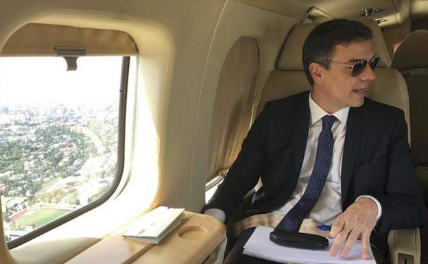 El presidente del Gobierno, Pedro Sánchez, a bordo del Falcon en un viaje oficial. 