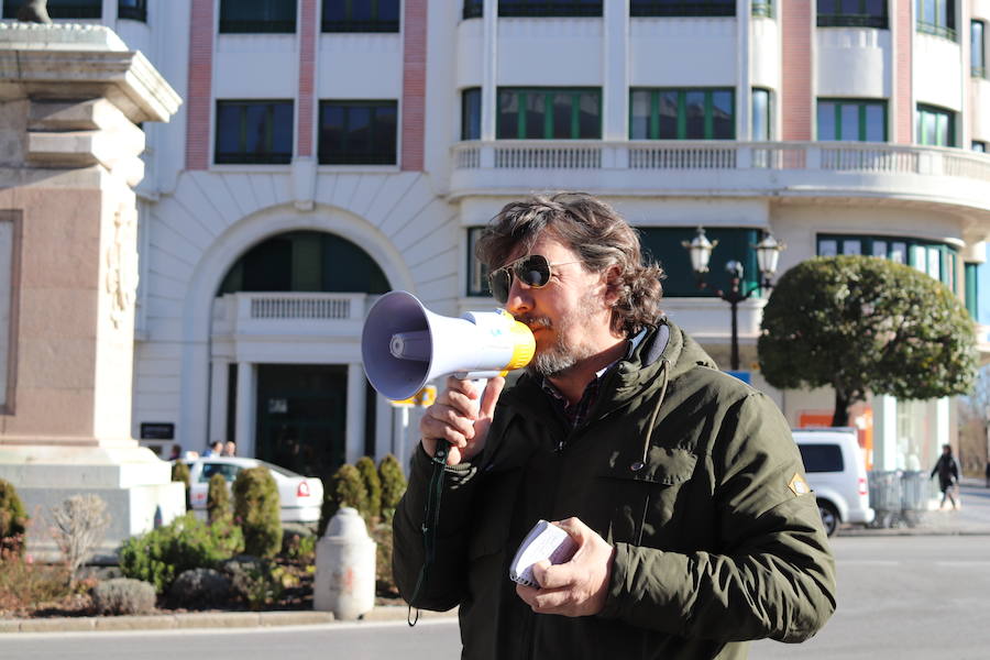 Fotos: La asociación Bureba es Futuro se ha manifestado en Burgos para exigir un cambio en el trazado del AVE al País Vasco