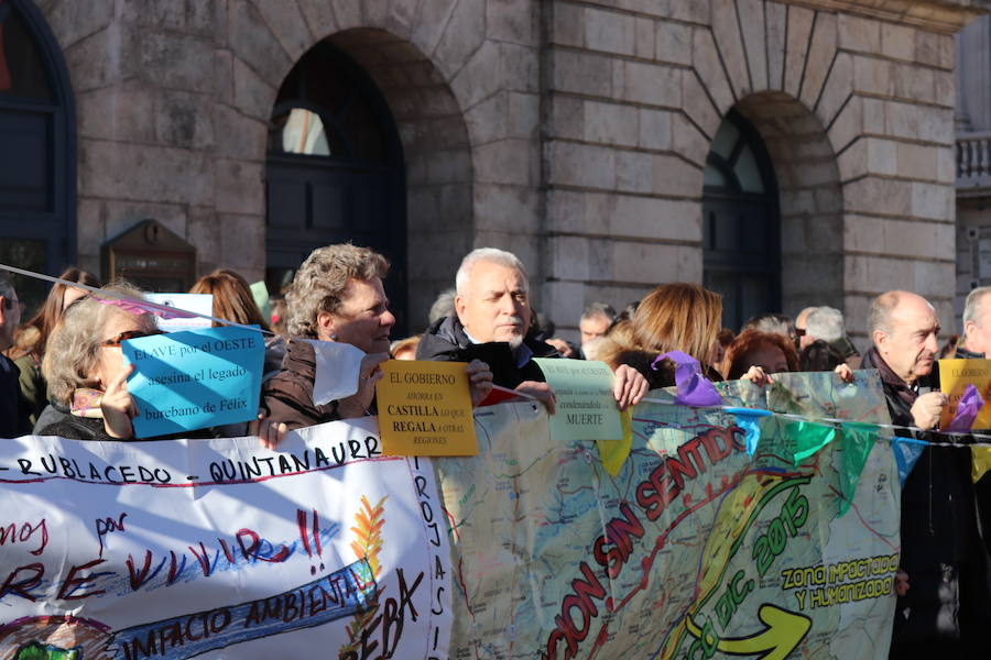 Fotos: La asociación Bureba es Futuro se ha manifestado en Burgos para exigir un cambio en el trazado del AVE al País Vasco