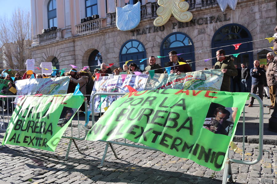 Fotos: La asociación Bureba es Futuro se ha manifestado en Burgos para exigir un cambio en el trazado del AVE al País Vasco