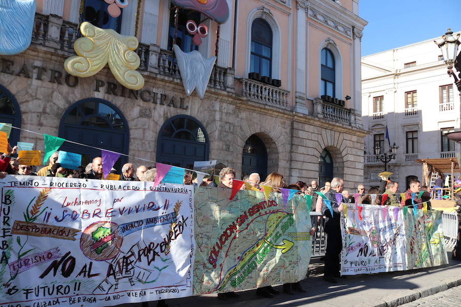 Fotos: La asociación Bureba es Futuro se ha manifestado en Burgos para exigir un cambio en el trazado del AVE al País Vasco