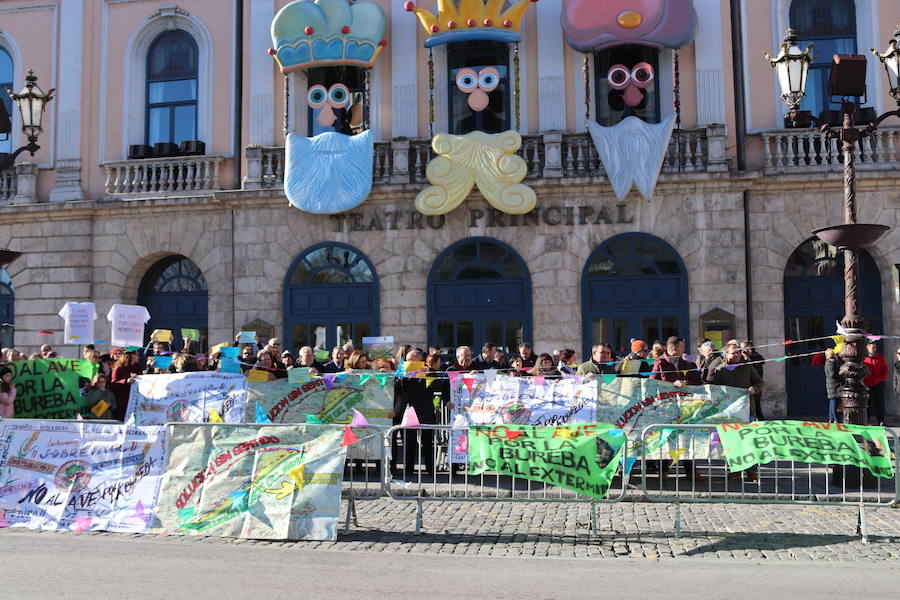 Fotos: La asociación Bureba es Futuro se ha manifestado en Burgos para exigir un cambio en el trazado del AVE al País Vasco