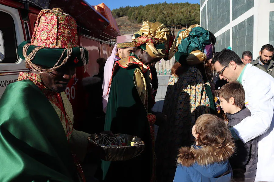 Fotos: La visita de los Reyes Magos al HUBU, en imágenes