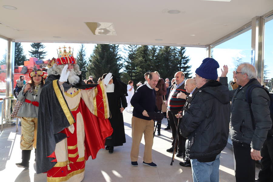 Fotos: Los Reyes Magos llegan a Burgos y visitan la residencia de ancianos Teresa Jornet