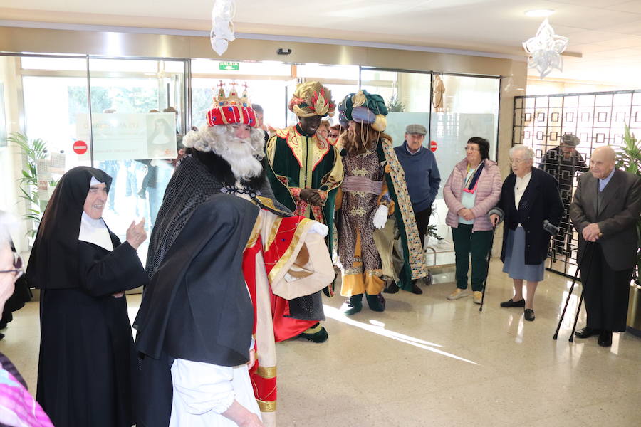 Fotos: Los Reyes Magos llegan a Burgos y visitan la residencia de ancianos Teresa Jornet