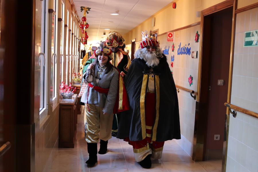 Fotos: Los Reyes Magos llegan a Burgos y visitan la residencia de ancianos Teresa Jornet