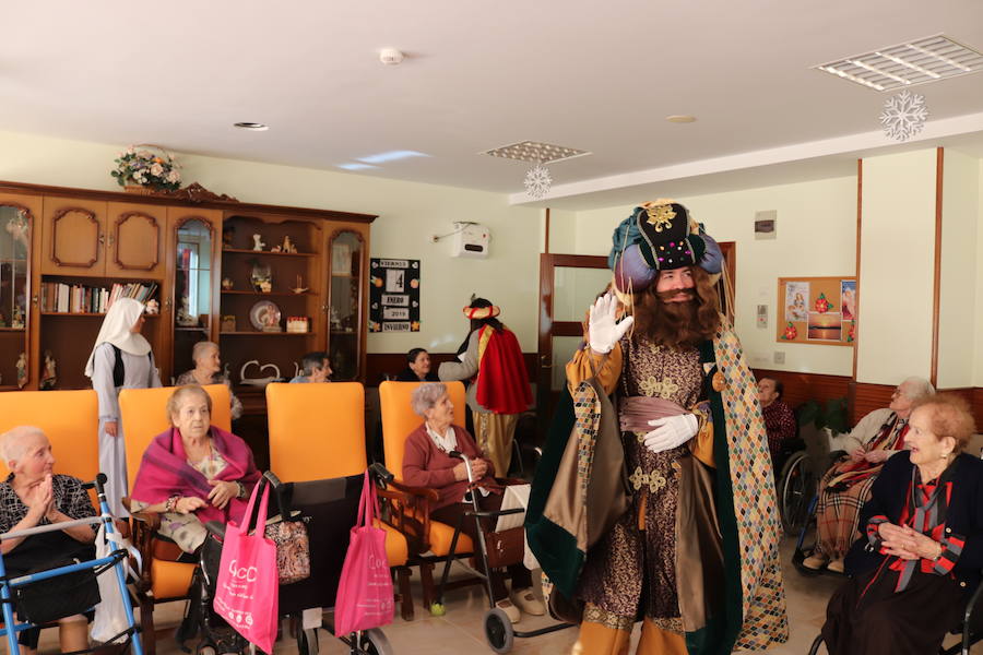 Fotos: Los Reyes Magos llegan a Burgos y visitan la residencia de ancianos Teresa Jornet