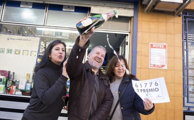 Fernando Bellido es el gerente de la administración de lotería sita en la calle Filiberto Villalobos nº 57 de Salamanca que reparte décimos del segundo premio de la lotería del Niño. 